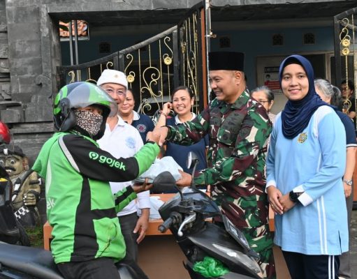 Indahnya Toleransi, Lanud Husein Sastranegara dan Masyarakat Umat Hindu Bagikan Ta’jil