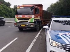 Petugas PJR Cipali di Bulan Puasa Terus Tertibkan Truk Parkir di Bahu Jalan