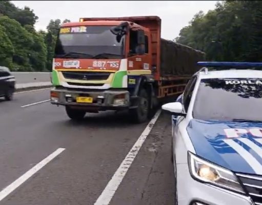 Petugas PJR Cipali di Bulan Puasa Terus Tertibkan Truk Parkir di Bahu Jalan