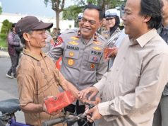 Wakapolda Jabar Turun Langsung Berbagi Takjil Kepada Masyarakat Bersama Media