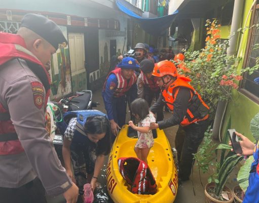 Polda Metro Jaya Bantu Evakuasi Warga Terdampak Banjir di Jatinegara
