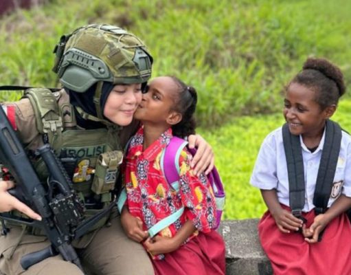 Polwan Ops Damai Cartenz Ciptakan Rasa Aman Lewat Sentuhan Humanis Bersama Anak Sekolah