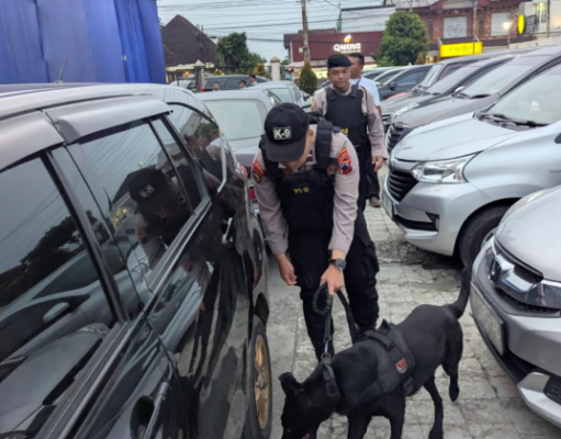 Tiga Gereja Besar disterilisasi Unit K9 Polres Purbalingga Pastikan Keamanan Rangkaian Ibadah