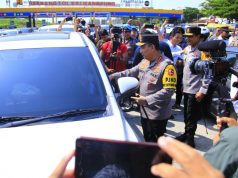 Kapolri Sapa dan Beri Bingkisan ke Pemudik di Tol Kalikangkung