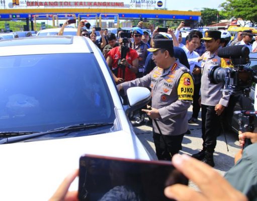 Kapolri Sapa dan Beri Bingkisan ke Pemudik di Tol Kalikangkung