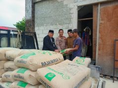 Polres Metro Bekasi Salurkan 100 Sak Semen untuk Pondok Pesantren