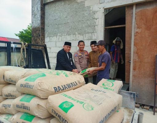 Polres Metro Bekasi Salurkan 100 Sak Semen untuk Pondok Pesantren