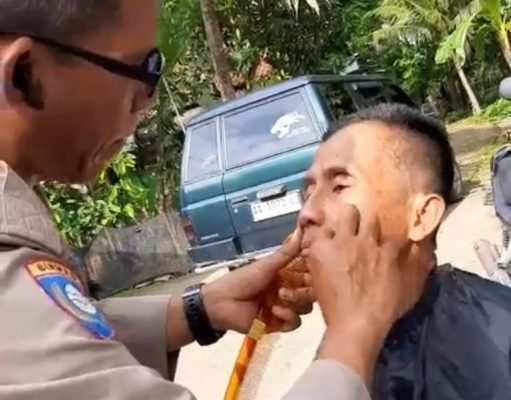 Bripka Kuwat dari Polres Kebumen Senang Layani Cukur Rambut ODGJ