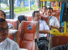 Wagub Rano Karno Nikmati Naik Transportasi Umum ke Kantor