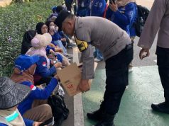 Polisi Bagikan 500 Duz Air Mineral Dan Permen Untuk Massa Buruh Di DPR