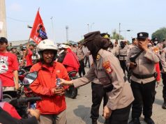 Polwan Polres Pelabuhan Tanjung Priok Bagikan Minum dan Roti Saat Buruh Rayakan May Day
