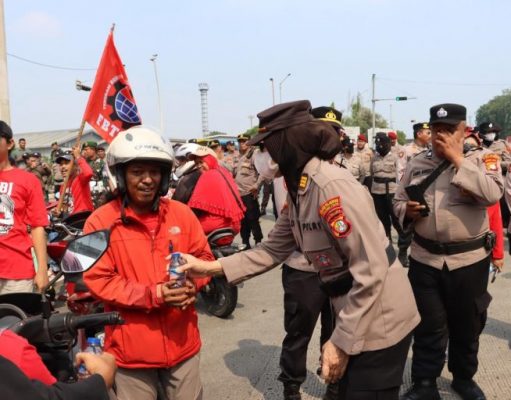 Polwan Polres Pelabuhan Tanjung Priok Bagikan Minum dan Roti Saat Buruh Rayakan May Day