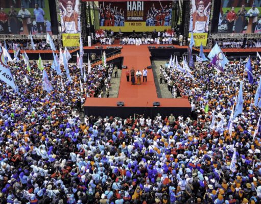 Presiden Prabowo Hadiri Peringatan Hari Buruh Internasional di Monas