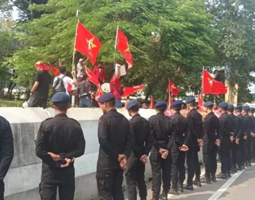 Satuan Brimob Polda Metro Jaya Amankan Aksi Damai Mahasiswa dalam Peringatan Hari Pendidikan Nasional