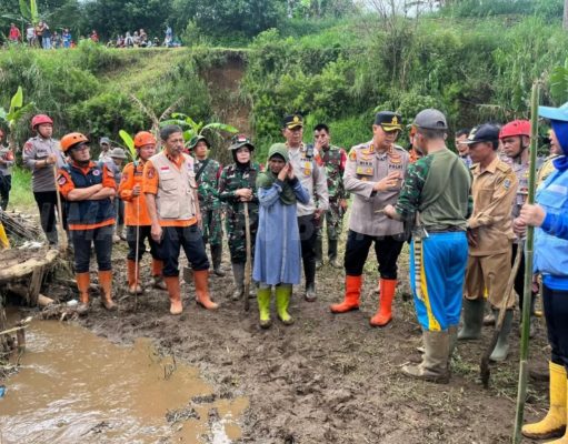 Tim SAR Brimob dan Instansi Terkait Lanjutkan Pencarian Korban Longsor di Lembang