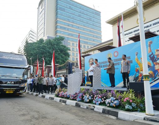 Wujud Kolaborasi Selesaikan Permasalahan Industrial, Kapolri Lepas 700 Buruh Terdampak PHK Untuk Kembali Bekerja