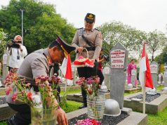 Kapolri Ziarah ke Makam BJ Habibie hingga Hoegeng