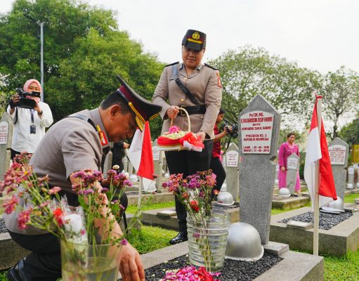 Kapolri Ziarah ke Makam BJ Habibie hingga Hoegeng