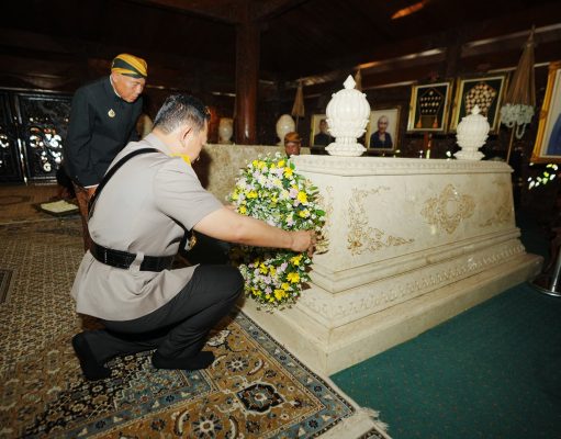 Kapolri Ziarah ke Makam Presiden RI ke-2 Soeharto sebagai Rangkaian Hari Bhayangkara ke-79