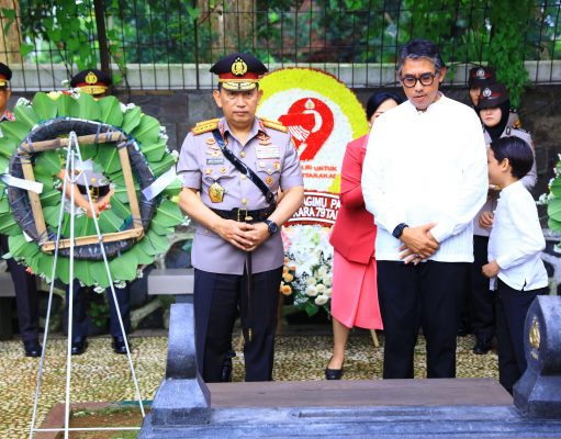 Teladani Integritas dan Pengabdian Jendral Hoegeng, Kapolri Ziarah ke Makam Dalam Rangka Hari Bhayangkara Ke-79
