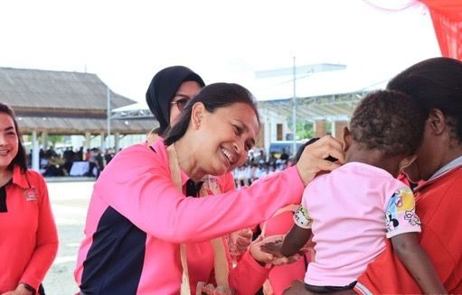 Ketum Bhayangkari Tunjukkan Kepedulian dengan Salurkan Bantuan Sosial di Sorong, Papua Barat Daya