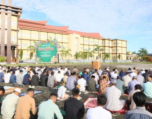 Bagikan Kurban Kepada Masyarakat & Personil Polda Papua Barat Gelar Sholat Idul Adha