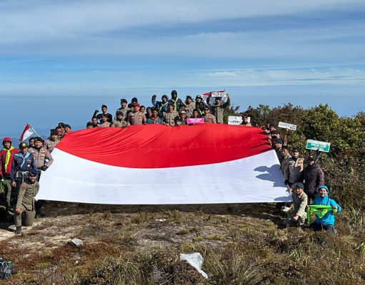 Tim Ekspedisi Hari Bhayangkara Bentangkan Bendera Merah Putih di Puncak Gunung Leuser