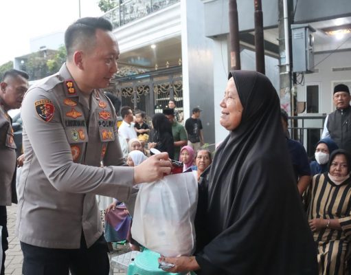 Sambut Hari Bhayangkara ke-79: Kapolres Tangsel Gelar Ngopi Kamtibmas, Beri Bantuan CCTV dan Sembako ke Warga