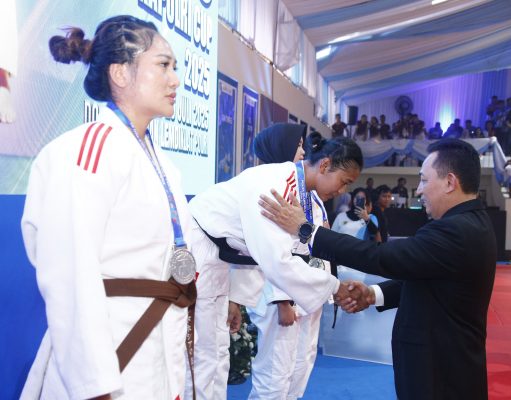 Atlet Judo Polri Brigadir Shifa Fauzia Saat di Kalungkan Medali Juara: “Terima kasih, Kapolri”