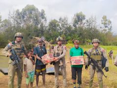 Satgas Ops Damai Cartenz 2025 Gelar Patroli dan Bagi Sembako di Distrik Omukia, Puncak Papua Tengah