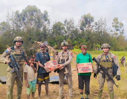 Satgas Ops Damai Cartenz 2025 Gelar Patroli dan Bagi Sembako di Distrik Omukia, Puncak Papua Tengah