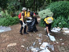 Usai Upacara HUT Bhayangkara ke-79 di Monas Polisi Bersihkan Sampah