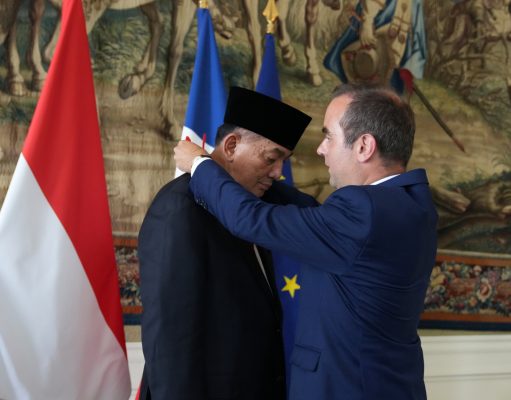 Menhan RI Terima Tanda Jasa Kehormatan dari Menhan Prancis Usai Hadiri Bastille Day 2025