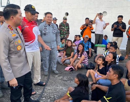 Gerak Cepat, Kapolda Sulut Pimpin Evakuasi Penumpang KM Barcelona yang Terbakar di Talise