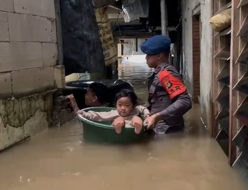 Brimobda Metro Jaya Terjunkan Tim SAR Evakuasi Warga Terdampak Banjir