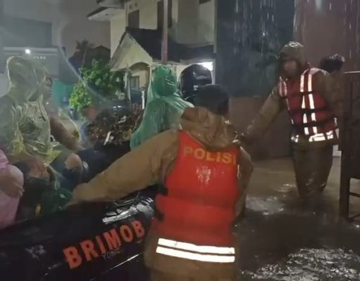 Puluhan Warga Terdampak Banjir di Gardenia Estate di Evakuasi Vrimob PMJ