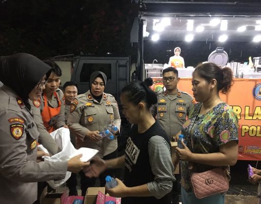 Ditpamobvit PMJ Bagikan Makanan Ke Ratusan Korban Banjir