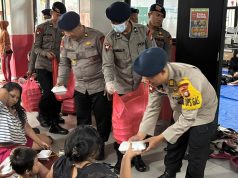 Bantu Warga Terdampak Banjir di Jaktim, Brimob Gelar Dapur Lapangan di Kampung Melayu