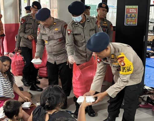 Bantu Warga Terdampak Banjir di Jaktim, Brimob Gelar Dapur Lapangan di Kampung Melayu