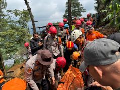 Korbrimob Polri Evakuasi Korban Tanah Longsor dan Hanyut di Cisarua Bogor