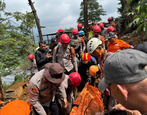 Korbrimob Polri Evakuasi Korban Tanah Longsor dan Hanyut di Cisarua Bogor