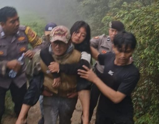 Polresta Bandung Evakuasi Remaja Hipotermia di Puncak Sunan Ibu Kawah Putih Ciwidey