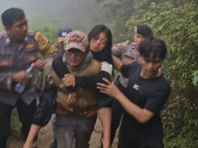 polresta-bandung-mengevakuasi-remaja-putri-bernama-rita-marl-3niv_957420