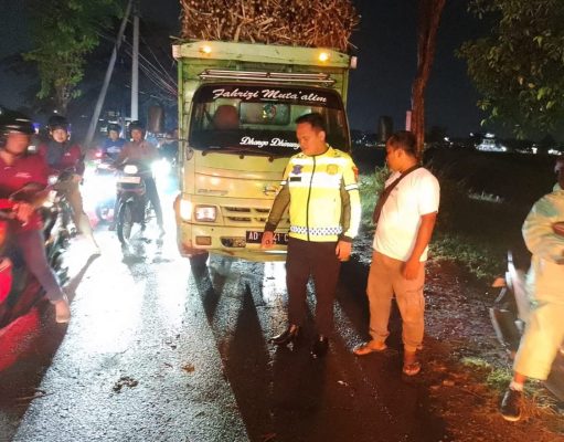Truk Bermuatan Tebu di Jombang Adu Banteng dengan Pelajar