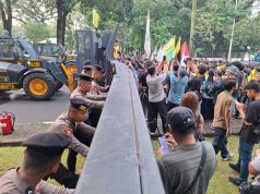 Polisi Tetap Siaga Kawal Aksi Damai ‘Indonesia Cemas’ di Gambir Meskipun Hujan