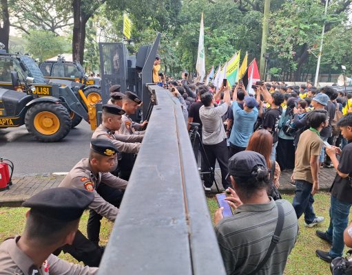 Polisi Tetap Siaga Kawal Aksi Damai ‘Indonesia Cemas’ di Gambir Meskipun Hujan