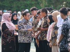 Pramono Salurkan Bantuan Pemutihan Ijazah Tahap IV