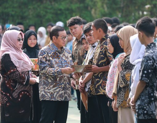 Pramono Salurkan Bantuan Pemutihan Ijazah Tahap IV