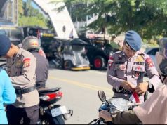 Brimob Polda Metro Bagikan Ribuan Bendera Merah Putih Jelang Kemerdekaan RI ke-80