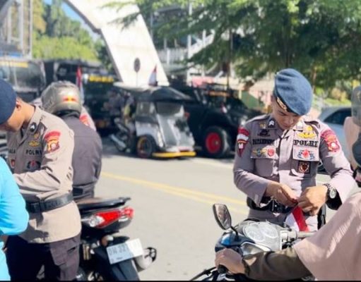 Brimob Polda Metro Bagikan Ribuan Bendera Merah Putih Jelang Kemerdekaan RI ke-80